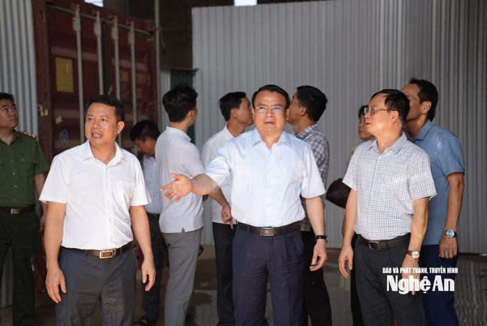 Phó Chủ tịch UBND tỉnh Phùng Thành Vinh kiểm tra công tác chuẩn bị cơ sở vật chất phục vụ buổi lễ. Ảnh: Nguyễn Toàn