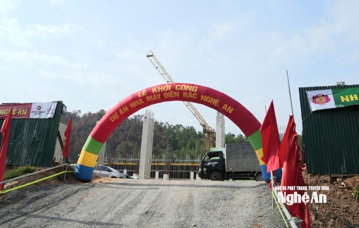 Sẵn sàng cho Lễ khởi công dự án Nhà máy điện rác Nghệ An. Ảnh: Nguyễn Toàn