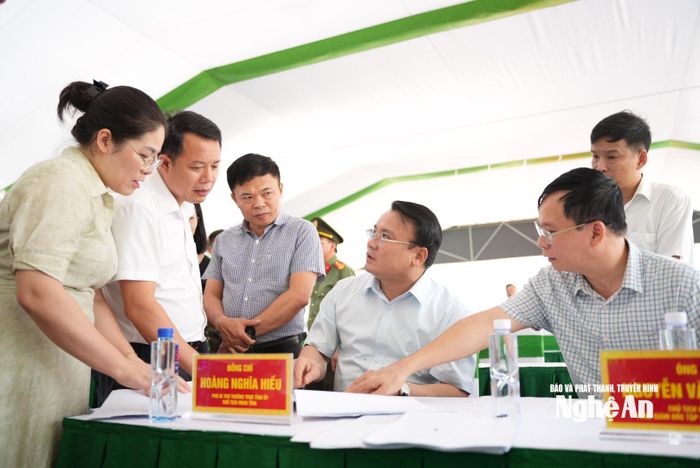 Rà soát danh sách khách mời. Ảnh: Nguyễn Toàn