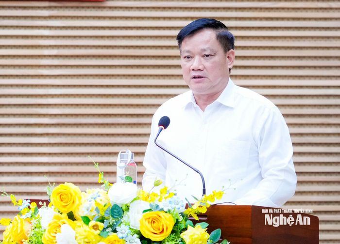 Đồng chí Nguyễn Khắc Thận - Ủy viên Trung ương Đảng, Bí thư Tỉnh ủy, Trưởng Đoàn ĐBQH tỉnh phát biểu chỉ đạo tại hội nghị. Ảnh: Phạm Bằng