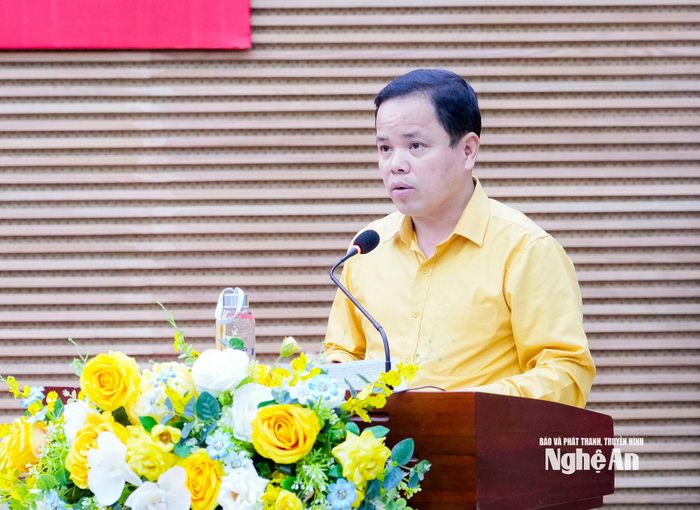 Đồng chí Phan Sỹ Cường - Phó Chủ tịch Ủy ban MTTQ tỉnh báo cáo đánh giá kết quả triển khai Quy chế phối hợp công tác giữa Đoàn Đại biểu Quốc hội, Thường trực HĐND, UBND và Uỷ ban MTTQ Việt Nam tỉnh giai đoạn 2024 - 2025. Ảnh: Phạm Bằng