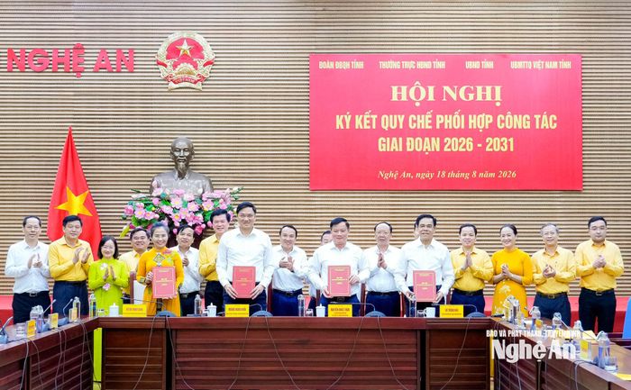 Lãnh đạo 4 cơ quan: Đoàn ĐBQH tỉnh, Thường trực HĐND tỉnh, UBND tỉnh và Ủy ban MTTQ tỉnh ký Quy chế phối hợp giai đoạn 2026 - 2031. Ảnh: Phạm Bằng