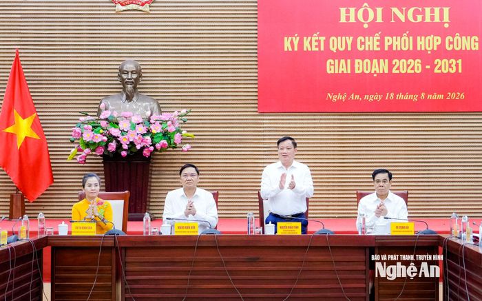 Các đồng chí Thường trực Tỉnh uỷ chủ trì hội nghị. Ảnh: Phạm Bằng