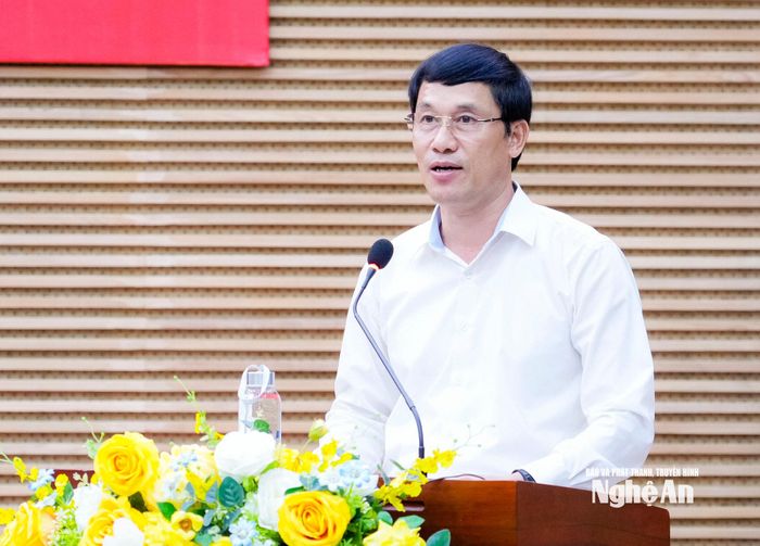 Đồng chí Bùi Duy Sơn - Chánh Văn phòng Đoàn ĐBQH và HĐND tỉnh trình bày tóm tắt Quy chế phối hợp giai đoạn 2026 - 2031. Ảnh: Phạm Bằng