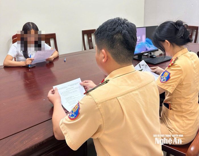 Cơ quan Công an làm việc với chị N.T.N.A. Ảnh: P.V