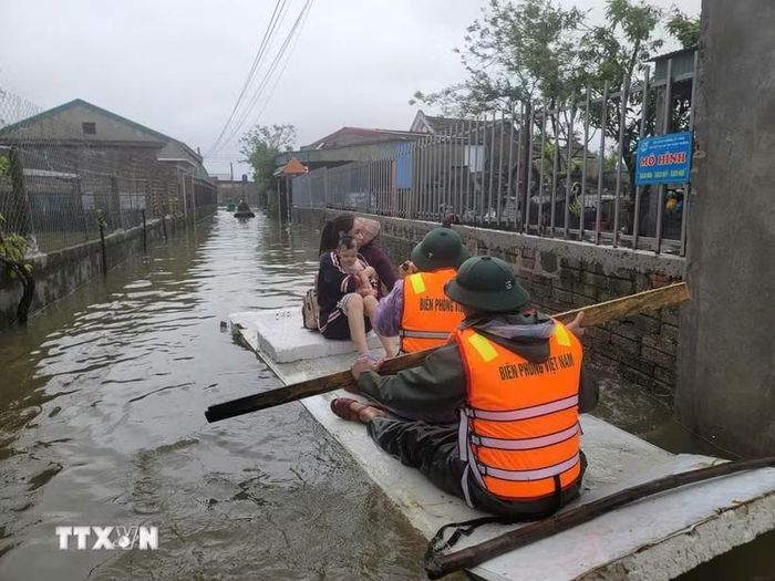 Bộ đội Biên phòng Hà Tĩnh hỗ trợ di dời người dân ra khỏi vùng ngập lụt. Ảnh minh họa: Hoàng Ngà/TTXVN