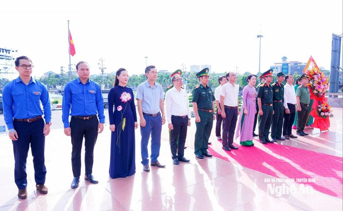 Đoàn đại biểu thành kính dâng lẵng hoa tươi thắm trước Tượng đài Bác Hồ tại Quảng trường Hồ Chí Minh. Ảnh: Phạm Bằng