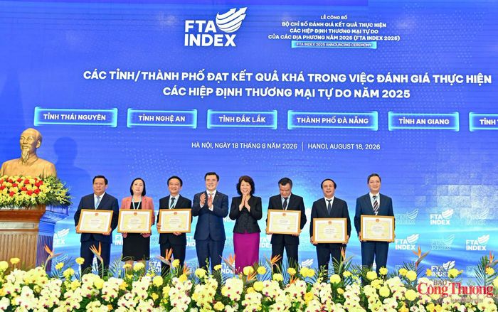 Tại buổi lễ, đồng chí Phạm Văn Hóa - Giám đốc Sở Công Thương đại diện tỉnh Nghệ An nhận Bằng khen của Bộ trưởng Bộ Công Thương trao tặng tỉnh Nghệ An vì đã đạt kết quả “Khá” trong đánh giá thực hiện các Hiệp định thương mại tự do FTA Index năm 2025. Ảnh: Báo Công Thương