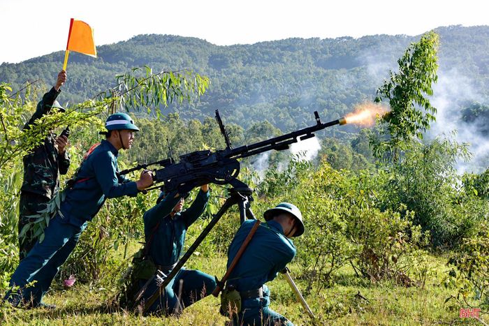 Thực binh trong diễn tập "Lực lượng dân quân đánh địch đổ bộ đường không" tại phường Bắc Hồng Lĩnh.