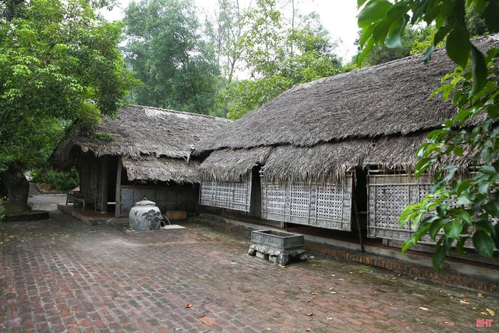 Nếp nhà cổ của người dân Hương Sơn được phục dựng tại Khu du lịch văn hóa sinh thái Hải Thượng.