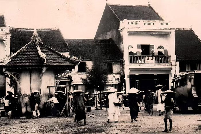  Đài phun nước gần khu vực chợ tỉnh (bưu ảnh gửi sang Pháp năm 1931). Ảnh tư liệu. 