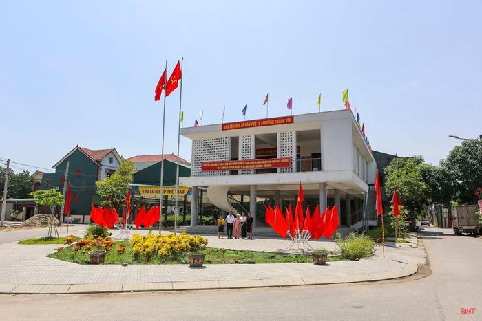Nhà văn hóa TDP 18, phường Thành Sen rực rỡ cờ hoa kỷ niệm 81 năm Cách mạng Tháng Tám.