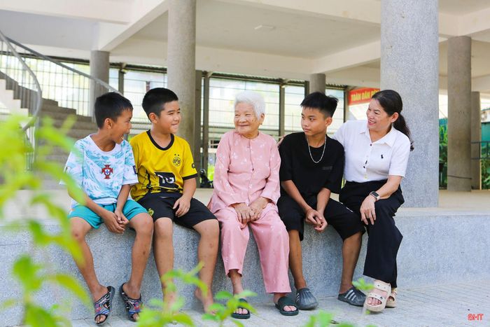  Các cháu thiếu nhi tại tổ dân phố 18, phường Thành Sen hào hứng nghe bà Trần Thị Lý kể chuyện ngày khởi nghĩa giành chính quyền ở thị xã Hà Tĩnh (18/8/1945). 