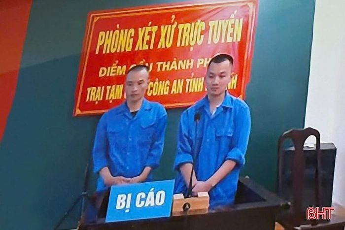  Bị cáo Phan Thanh Tùng và Trần Xuân Đăng tại điểm cầu Trại tạm giam Công an tỉnh Hà Tĩnh (Ảnh chụp màn hình). 