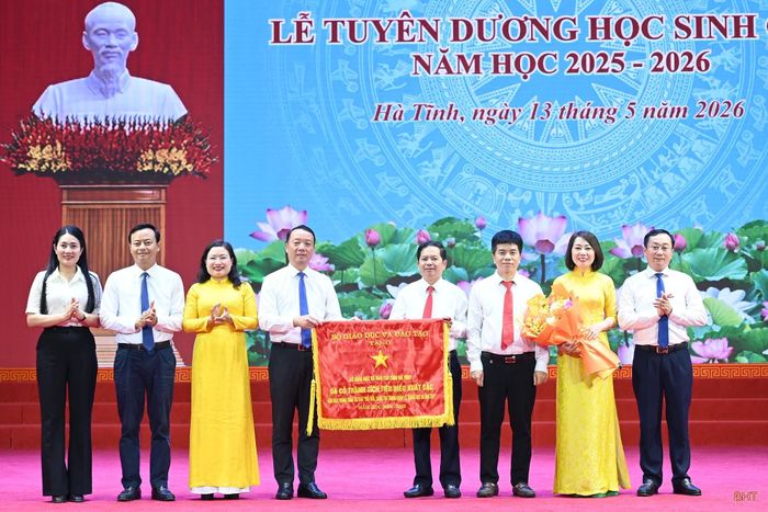 Chủ tịch UBND tỉnh Phan Thiên Định và các đồng chí lãnh đạo tỉnh tặng cờ thi đua của Bộ GD&ĐT năm học 2024 - 2025 cho Sở GD&ĐT Hà Tĩnh.