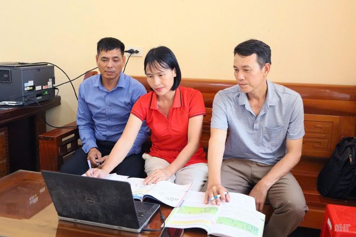 Giáo viên sinh hoạt chuyên môn, nghiên cứu sách giáo khoa "Kết nối tri thức vào cuộc sống".