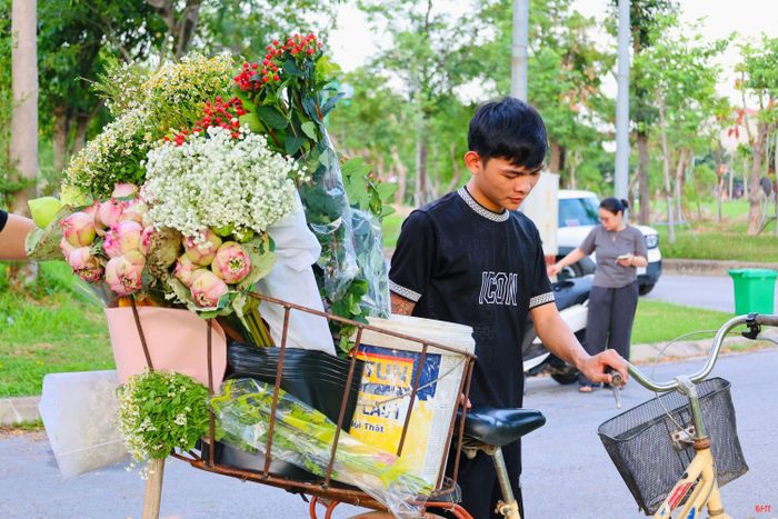 Sắc hoa tươi hòa cùng màu xanh của cây cối tạo nên những không gian nhẹ nhàng, trong trẻo, mang đến cho người dân trải nghiệm thú vị trong những ngày mùa thu.