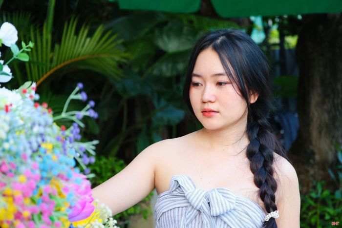  Cùng với xe hoa, chủ quán cà phê Cánh Diều còn bố trí các bó hoa và lẵng hoa giúp khách có thêm lựa chọn khi tạo dáng. 