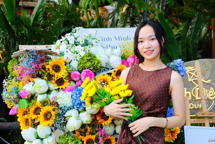 Những chiếc xe hoa mang sắc thu Hà Nội đang tạo thêm điểm nhấn cho không gian phố phường Thành Sen, thu hút người dân, nhất là các bạn trẻ. Với những người yêu hoa, đây cũng là dịp để thư giãn, chụp hình và tận hưởng một mùa thu theo cách riêng ngay tại Hà Tĩnh.