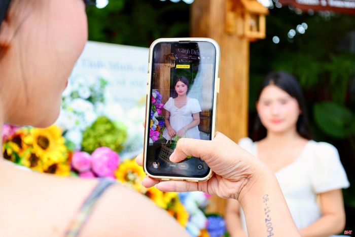 Trước mỗi buổi chụp, nhiều bạn trẻ dành thời gian lựa chọn vị trí, góc máy và ánh sáng phù hợp. Theo ghi nhận, các gam màu như: trắng, nâu, xanh, hồng được nhiều bạn ưu tiên khi chọn trang phục, tạo sự hài hòa với sắc hoa và không gian xung quanh.