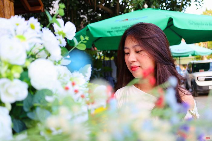 Bạn trẻ khoe nét duyên bên sắc hoa mùa thu.