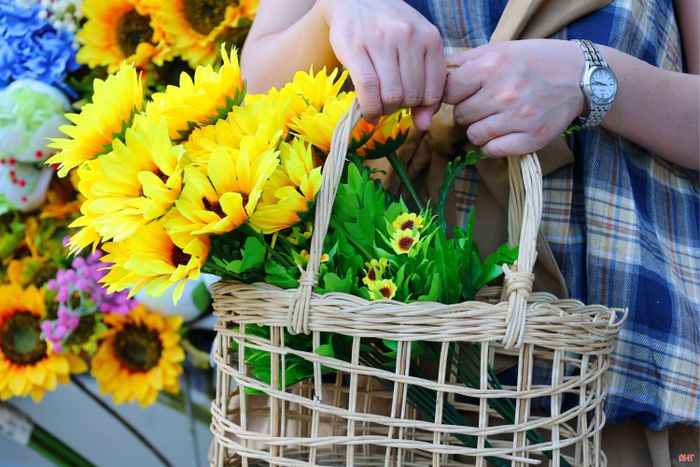 Bạn Tô Thị Huyền Trang (xã Mai Phụ) cho biết: “Em biết đến xe hoa Cánh Diều qua mạng xã hội và ấn tượng với cách bài trí nhiều loại hoa. Em thấy không gian ở đây khá đẹp, mỗi góc lại có một cách chụp khác nhau nên em và bạn có thể thoải mái lựa chọn. Thời gian tới, em sẽ rủ thêm gia đình đến đây để cùng trải nghiệm”.
