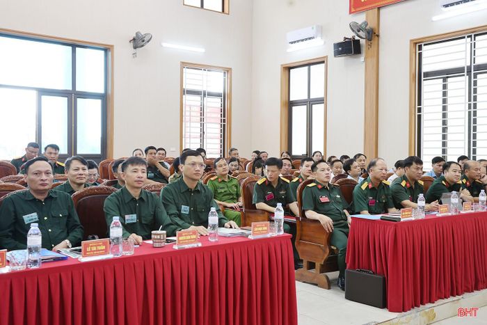 Các đại biểu tham dự lễ khai mạc.