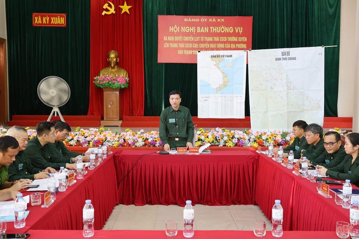 Thường trực Đảng ủy xã Kỳ Xuân tổ chức hội nghị Ban Thường vụ ra nghị quyết lãnh đạo chuyển lực lượng vũ trang từ trạng thái thường xuyên lên trạng thái sẵn sàng chiến đấu cao, chuyển địa phương vào trạng thái khẩn cấp về quốc phòng.