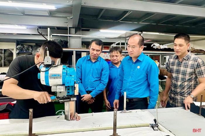 Lãnh đạo LĐLĐ tỉnh tham quan khu vực sản xuất, động viên công nhân lao động Công ty TNHH Crevence Đức Thọ.
