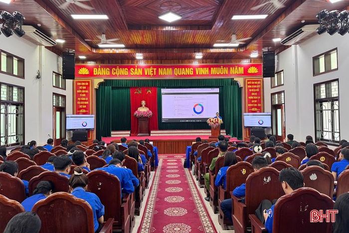 Đặc biệt, các chuyên đề được triển khai theo hướng tăng cường thực hành, trao đổi trực tiếp và hướng dẫn xử lý các tình huống thực tế, giúp cán bộ Đoàn, Hội không chỉ cập nhật kiến thức mà còn vận dụng trực tiếp vào quá trình tổ chức hoạt động tại cơ sở.