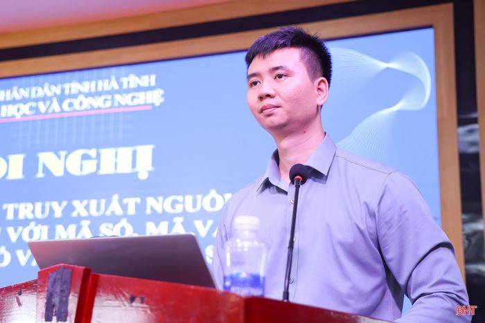 Ông Doãn Đình Chúc - chuyên gia về truy xuất nguồn gốc sản phẩm, hàng hóa Trung tâm Doanh nghiệp hội nhập và Phát triển trình bày các chuyên đề tại hội nghị