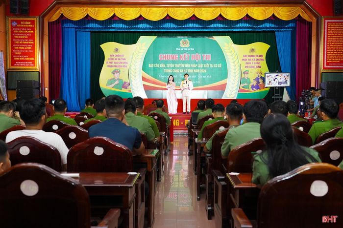 Với chủ đề “Chuyên nghiệp nhất - Trách nhiệm nhất - Gần dân nhất”, hội thi báo cáo viên, tuyên truyền viên pháp luật giỏi tại cơ sở trong Công an Hà Tĩnh được tổ chức qua 2 vòng. Tại vòng sơ khảo, Ban Tổ chức tiếp nhận 93 bài thi của 93 thí sinh đến từ công an các đơn vị, địa phương. Các bài thi được đầu tư công phu, nội dung phong phú, hình thức tuyên truyền đa dạng, sinh động, gắn với thực tiễn công tác.