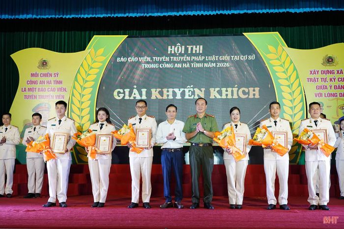 Ban tổ chức trao các giải nhì, ba và khuyến khích cho các thí sinh.