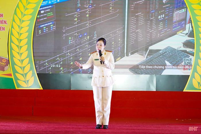 Ở phần thi tình huống, các thí sinh phải vận dụng kiến thức, đưa ra phương án xử lý trong thời gian tối đa 3 phút, tạo nên những phút tranh tài đầy kịch tính.