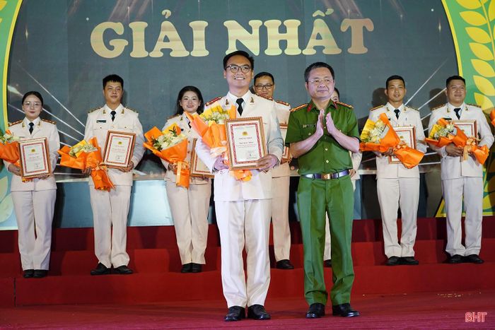 Kết thúc hội thi, Ban Tổ chức đã trao 1 giải nhất, 2 giải nhì, 3 giải ba và 6 giải khuyến khích cho các thí sinh có thành tích xuất sắc. (Trong ảnh: Lãnh đạo Công an tỉnh trao giải nhất cho Thượng úy Lê Minh Hoàng - Cán bộ Công an xã Sơn Hồng).