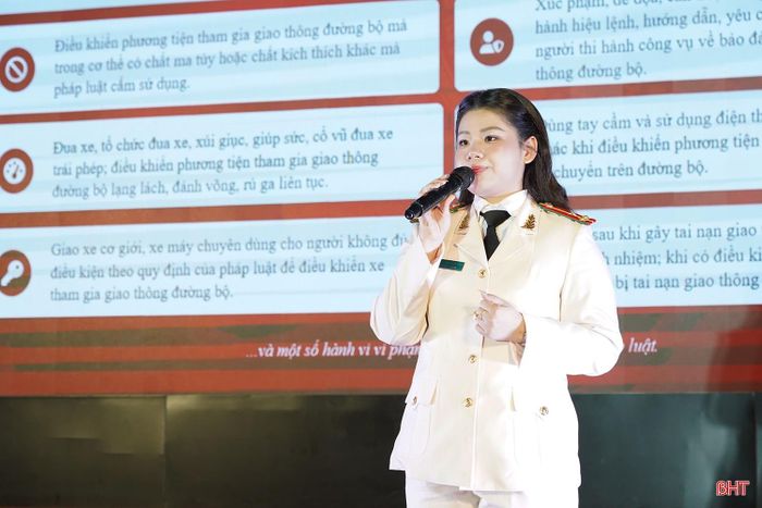 Với kiến thức vững vàng, phong thái tự tin, kỹ năng xử lý linh hoạt, các thí sinh đã mang đến những màn thể hiện sôi nổi, hấp dẫn, đưa các quy định pháp luật đến gần hơn với thực tiễn.