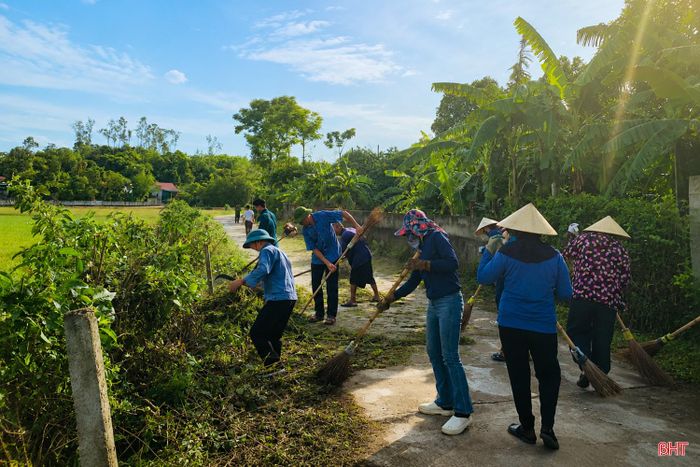 Với tinh thần chủ động, các thôn trên địa bàn xã đã đồng loạt ra quân, thực hiện nhiều phần việc thiết thực từ vệ sinh môi trường, chỉnh trang đường làng, ngõ xóm đến xây dựng vườn ươm cây xanh, sửa chữa các thiết chế văn hóa....
