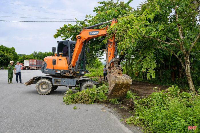 100% thôn trên địa bàn triển khai chỉnh trang khu dân cư, vệ sinh môi trường, phát quang hành lang, cải tạo hạ tầng... Đáng chú ý, hưởng ứng phong trào, nhiều người dân đã tự nguyện hiến nhiều diện tích đất vườn để mở rộng nền đường giao thông nông thôn, góp phần hoàn thiện hạ tầng và tạo diện mạo khang trang hơn.