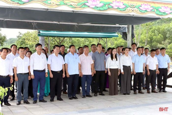 Các đại biểu dâng hương, dâng hoa tại khu mộ Tổng Bí thư Hà Huy Tập.