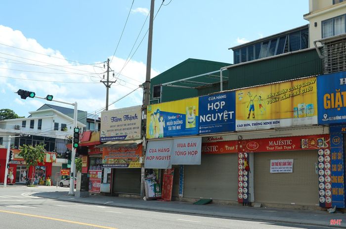 Biển hiệu cho thuê mặt bằng trên đường Nguyễn Công Trứ (phường Thành Sen).