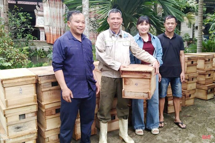 Người dân xã Sơn Kim 1 vui mừng khi được hỗ trợ mô hình nuôi ong. Ảnh do cơ sở cung cấp.