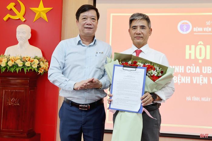 Ông Nguyễn Minh Đức - Giám đốc Sở Y tế Hà Tĩnh trao quyết định của Chủ tịch UBND tỉnh cho ông Nguyễn Thế Phiệt.