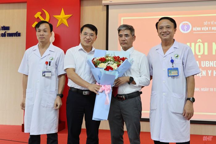 Đại diện cán bộ, y bác sĩ Bệnh viện Y học cổ truyền Hà Tĩnh tặng hoa chúc mừng.