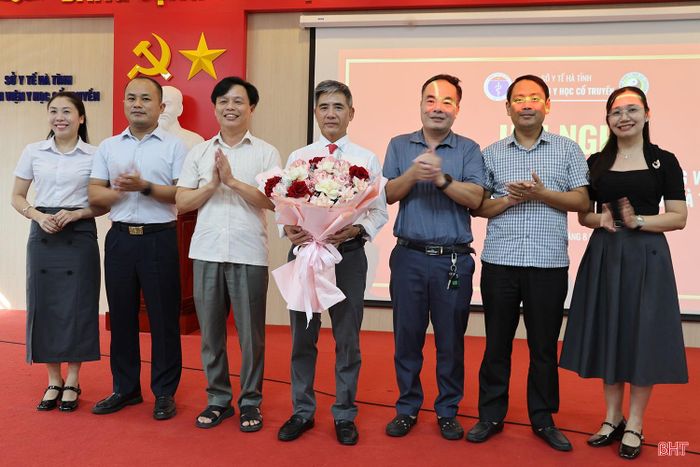 Đại diện Trung tâm Y tế Thạch Hà tặng hoa chúc mừng.