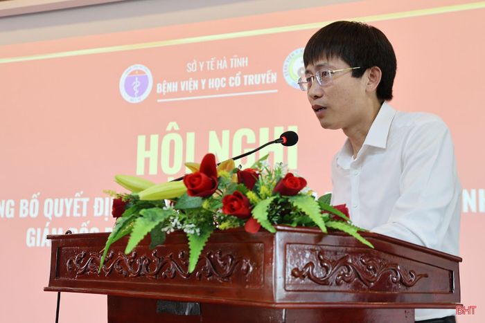Trưởng phòng Tổ chức - Hành chính, Sở Y tế Hoàng Song Hào thông qua quyết định của Chủ tịch UBND tỉnh về việc điều động ông Nguyễn Thế Phiệt - Giám đốc Trung tâm Y tế Thạch Hà đến công tác tại Bệnh viện Y học cổ truyền Hà Tĩnh và bổ nhiệm giữ chức vụ Giám đốc Bệnh viện Y học cổ truyền Hà Tĩnh.