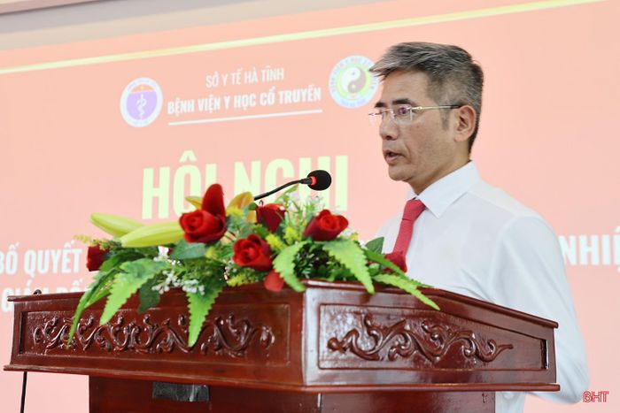 Tân Giám đốc Bệnh viện Y học cổ truyền Hà Tĩnh Nguyễn Thế Phiệt phát biểu nhận nhiệm vụ.