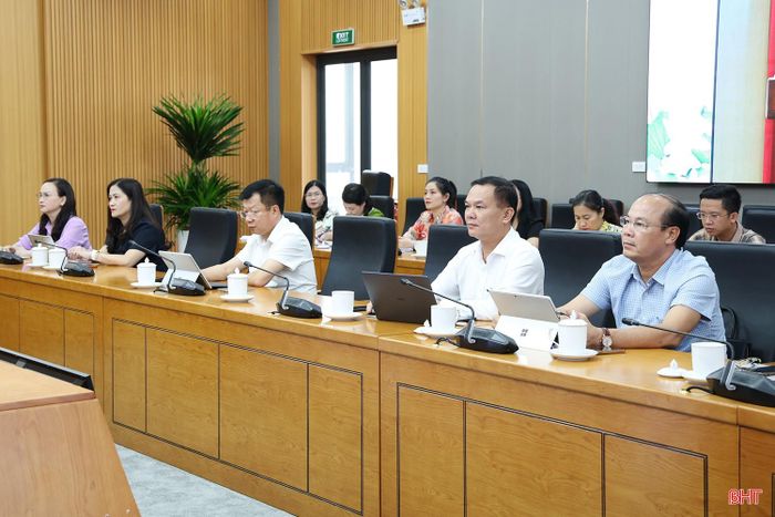 Đại diện các sở, ngành của Hà Tĩnh theo dõi hội nghị trực tuyến.