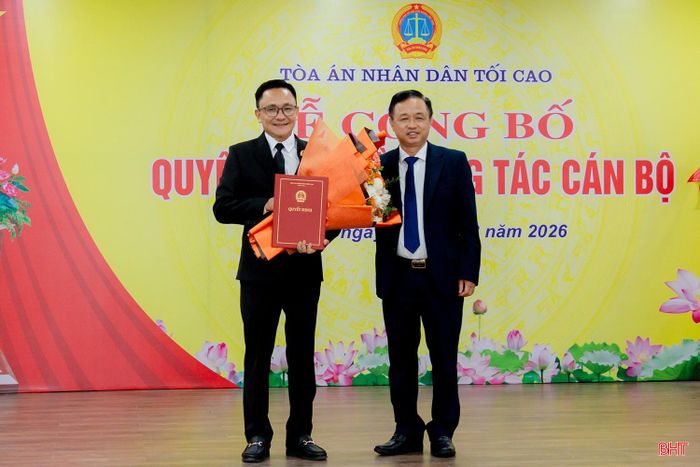 Ông Nguyễn Biên Thùy - Phó Chánh án TAND tối cao trao quyết định và tặng hoa chúc mừng tân Phó Chánh án TAND tỉnh Hà Tĩnh Bùi Quang Năng.