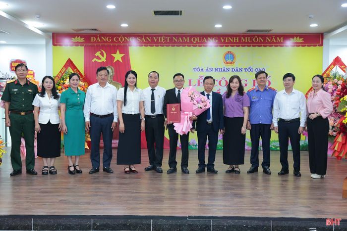 Lãnh đạo tỉnh cùng lãnh đạo các sở, ngành cấp tỉnh tặng hoa chúc mừng tân Phó Chánh án TAND tỉnh Hà Tĩnh Bùi Quang Năng.