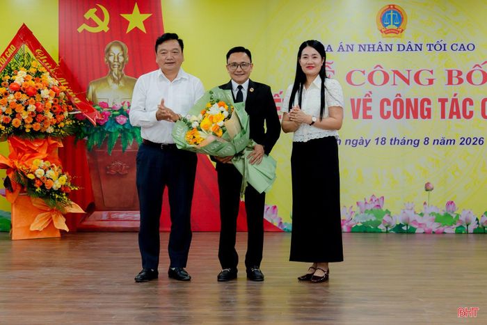 Phó Chủ tịch HĐND Nguyễn Thị Việt Hà và Phó Chủ tịch UBND tỉnh Hồ Huy Thành tặng hoa chúc mừng tân Phó Chánh án TAND tỉnh Bùi Quang Năng.